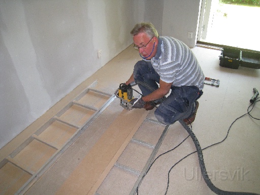 Far fräser fönstersmygar.JPG - Far fräser fönstersmygar